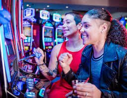 Live casino dengan ruang permainan interaktif dan privasi terjaga